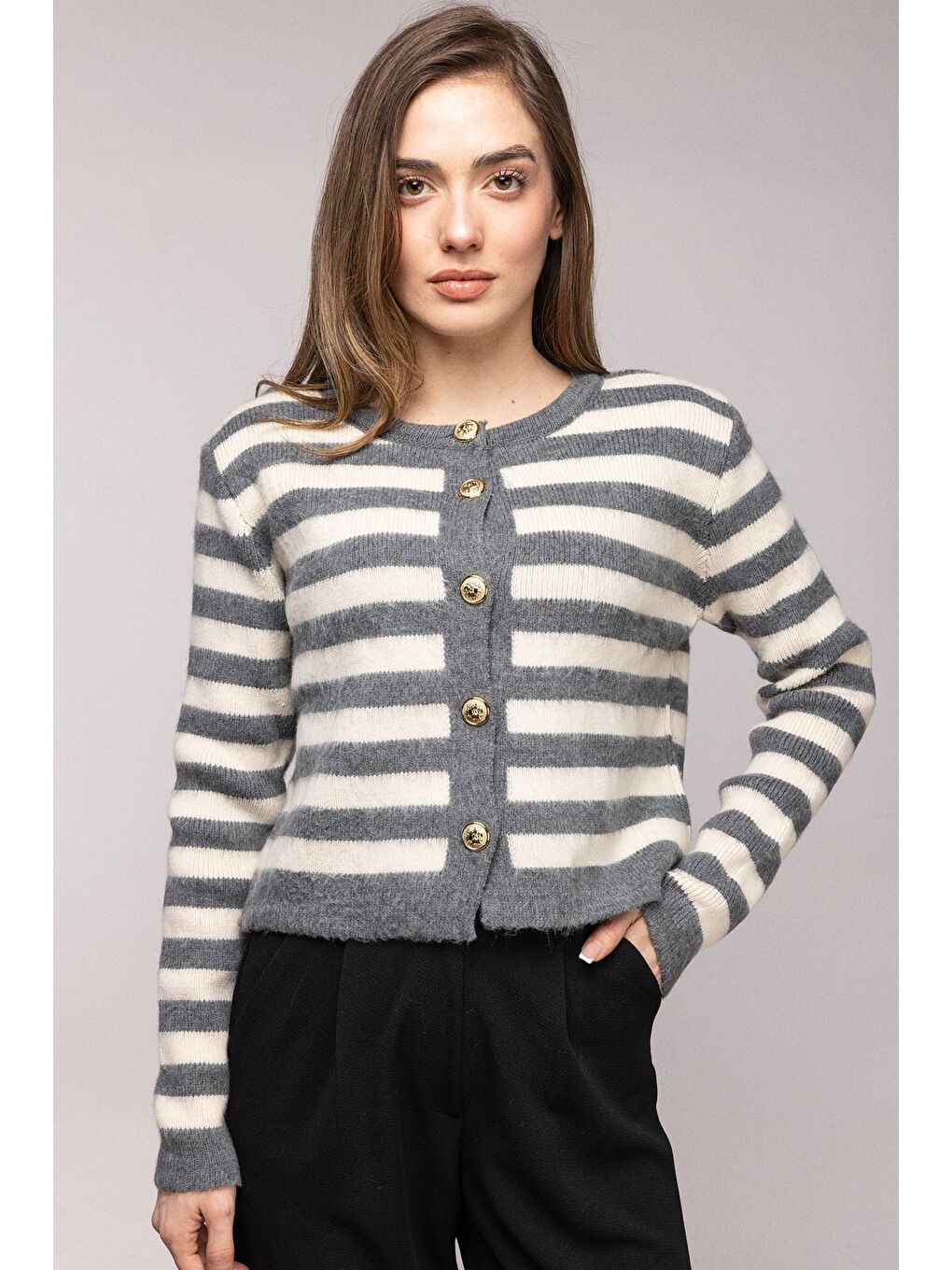 Beyaz Gri Çizgili Gold Düğmeli Bisiklet Yaka Hırka
