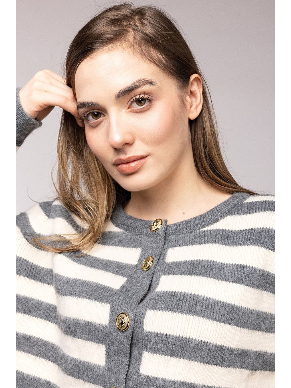 Beyaz Gri Çizgili Gold Düğmeli Bisiklet Yaka Hırka-3