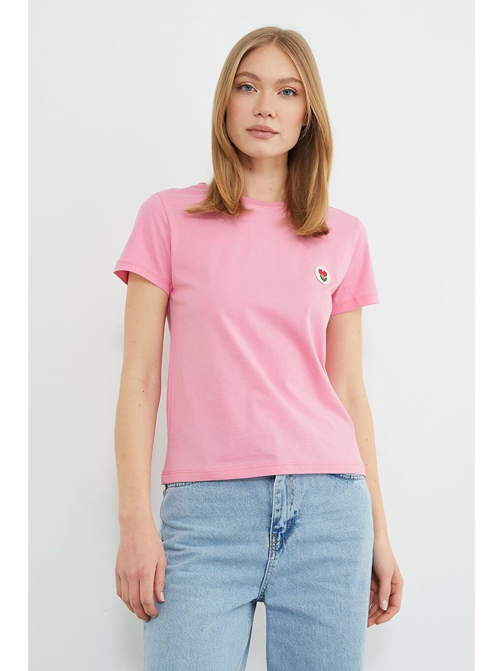 Pembe Çiçek Nakışlı Bisiklet Yaka Tişört-1