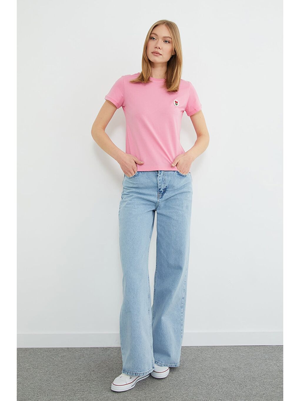 Pembe Çiçek Nakışlı Bisiklet Yaka Tişört-2