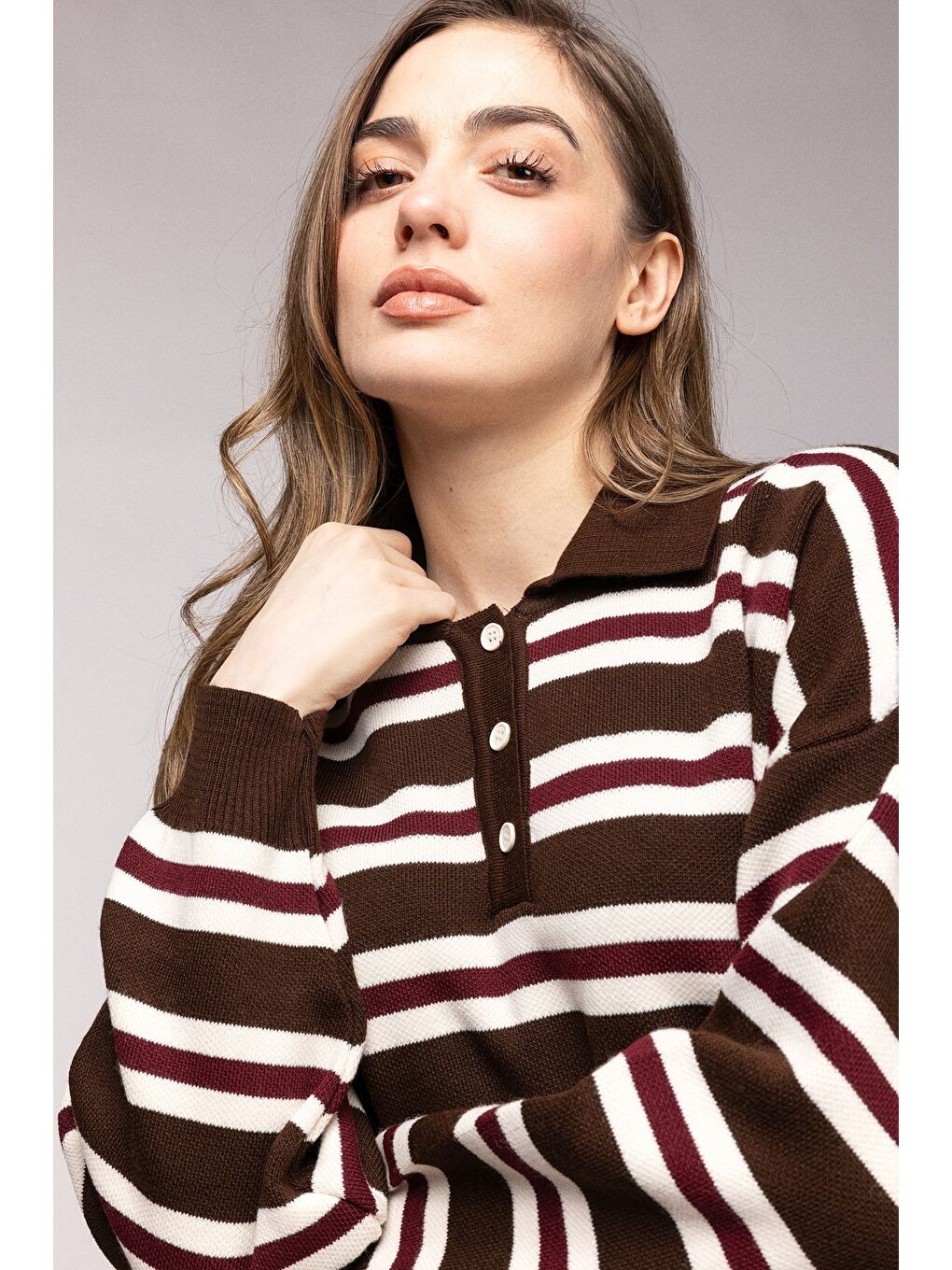 Kahverengi Çizgili Polo Yaka Düğmeli Triko Kazak-2