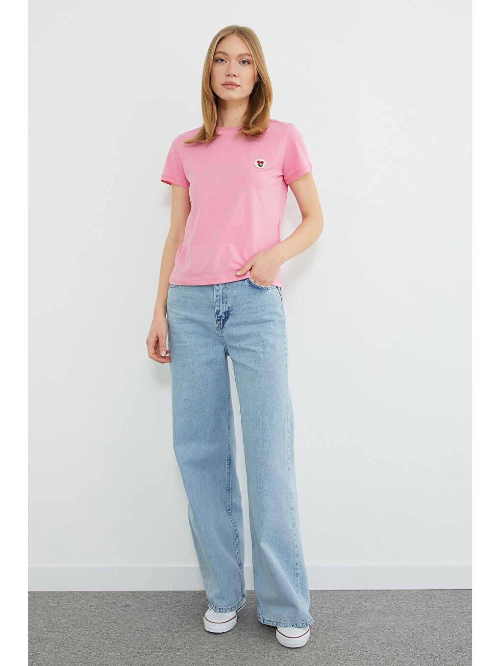 Pembe Çiçek Nakışlı Bisiklet Yaka Tişört-3