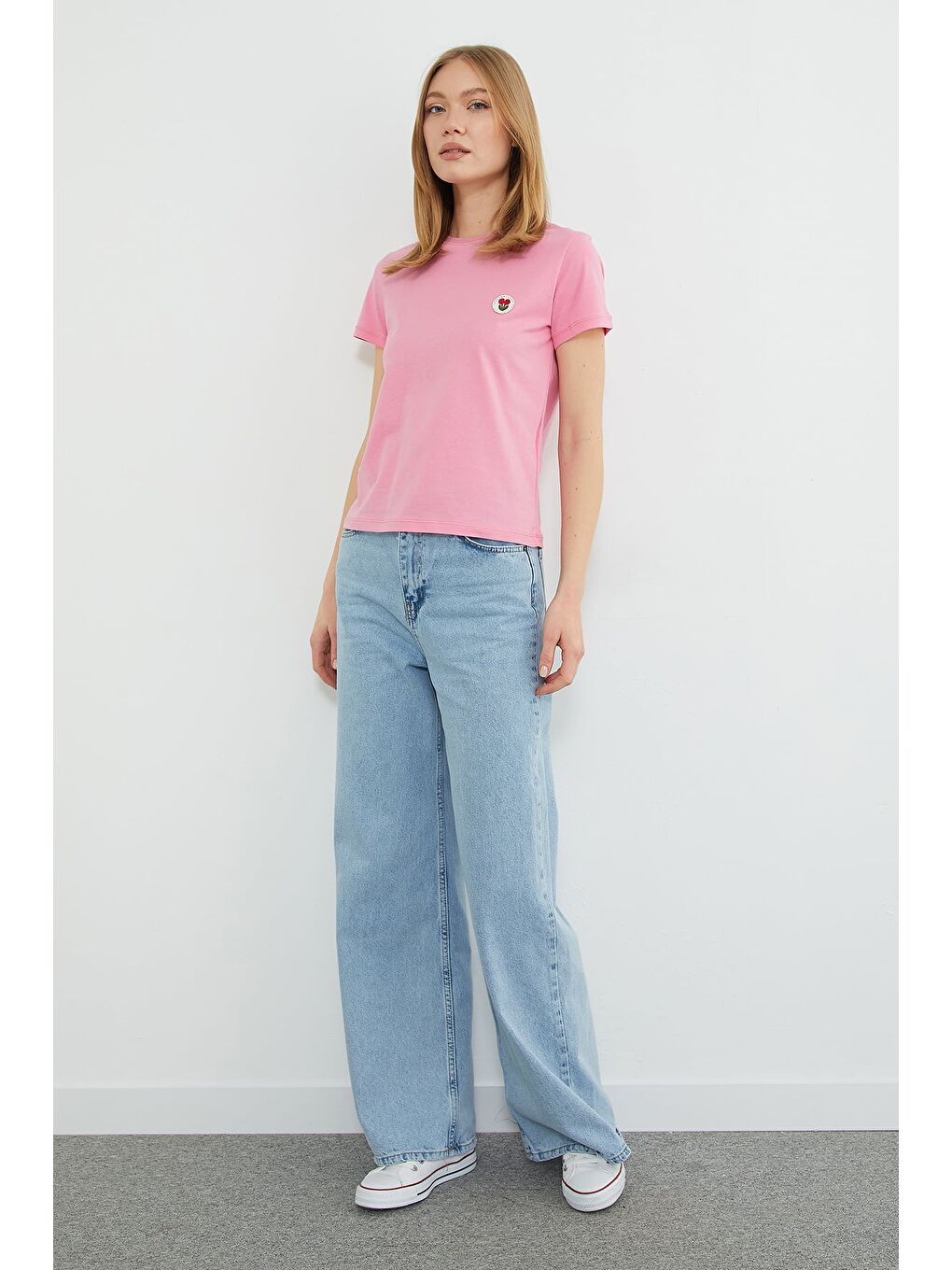 Pembe Çiçek Nakışlı Bisiklet Yaka Tişört-4