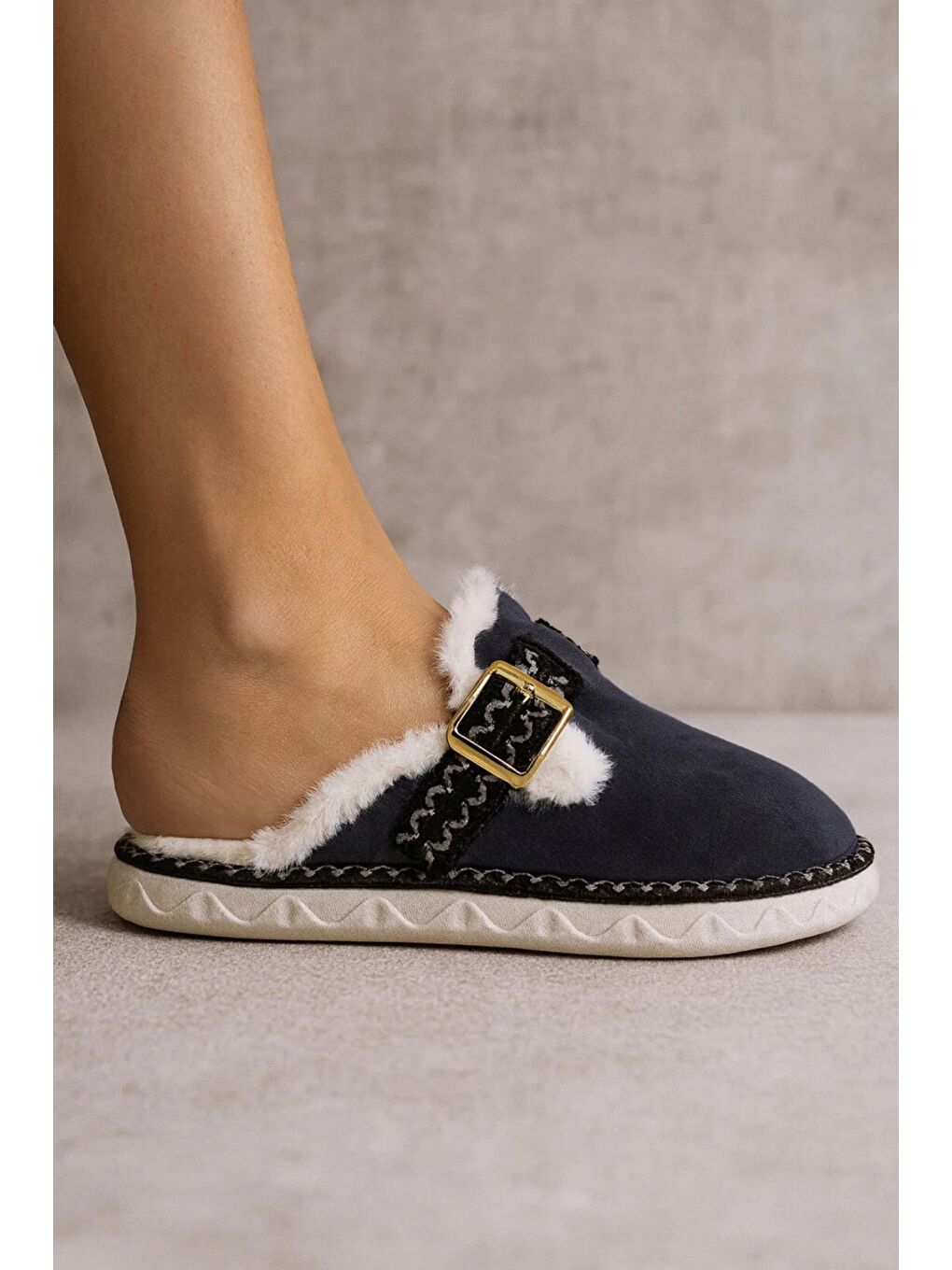 Siyah Toka Detaylı İçi Kürklü Ev Terliği