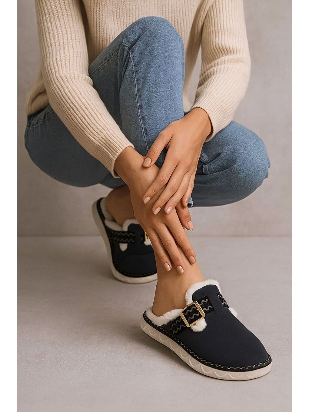 Siyah Toka Detaylı İçi Kürklü Ev Terliği-1