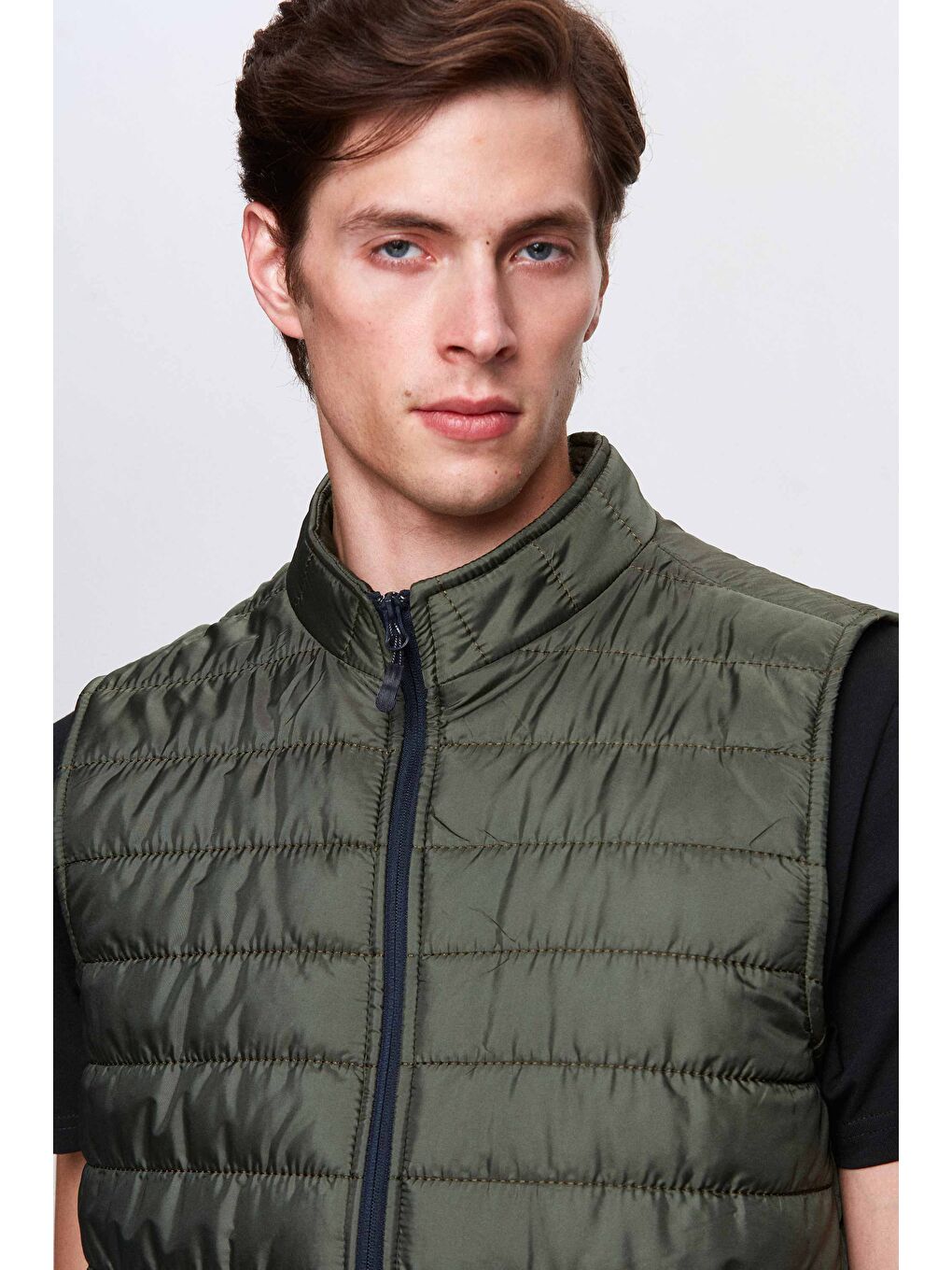 Regular Fit Haki Dik Yaka Elyaf Dolgulu Mevsimlik Fermuarlı Şişme Yelek Mont-2