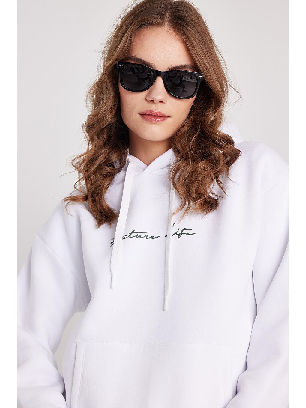 Kadın Oversize Geniş Kesim Pamuklu Yumuşak Dokulu İçi Polarlı Baskılı Beyaz Kapüşonlu Sweatshirt-1