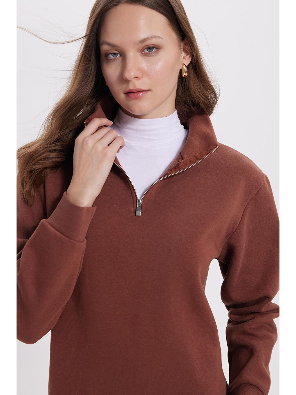 Kadın Relax Fit Rahat Kesim Pamuklu İçi Polarlı Yarım Fermuarlı Kahverengi Dik Yaka Sweatshirt