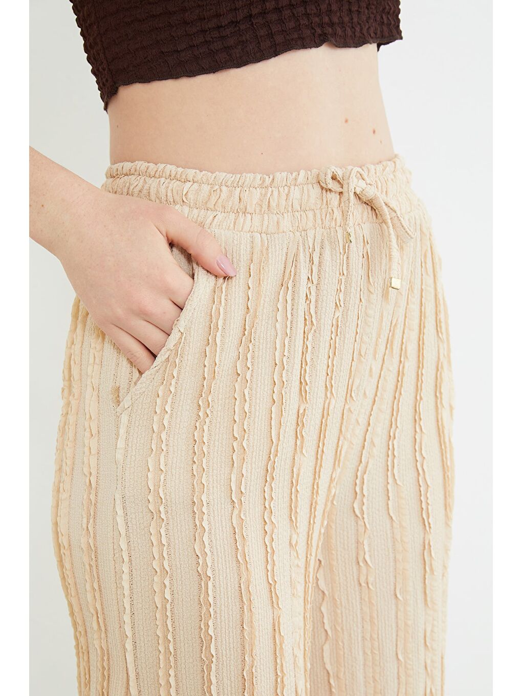 Bej Beli Lastikli Krep Kumaş Cepli Pantolon-4