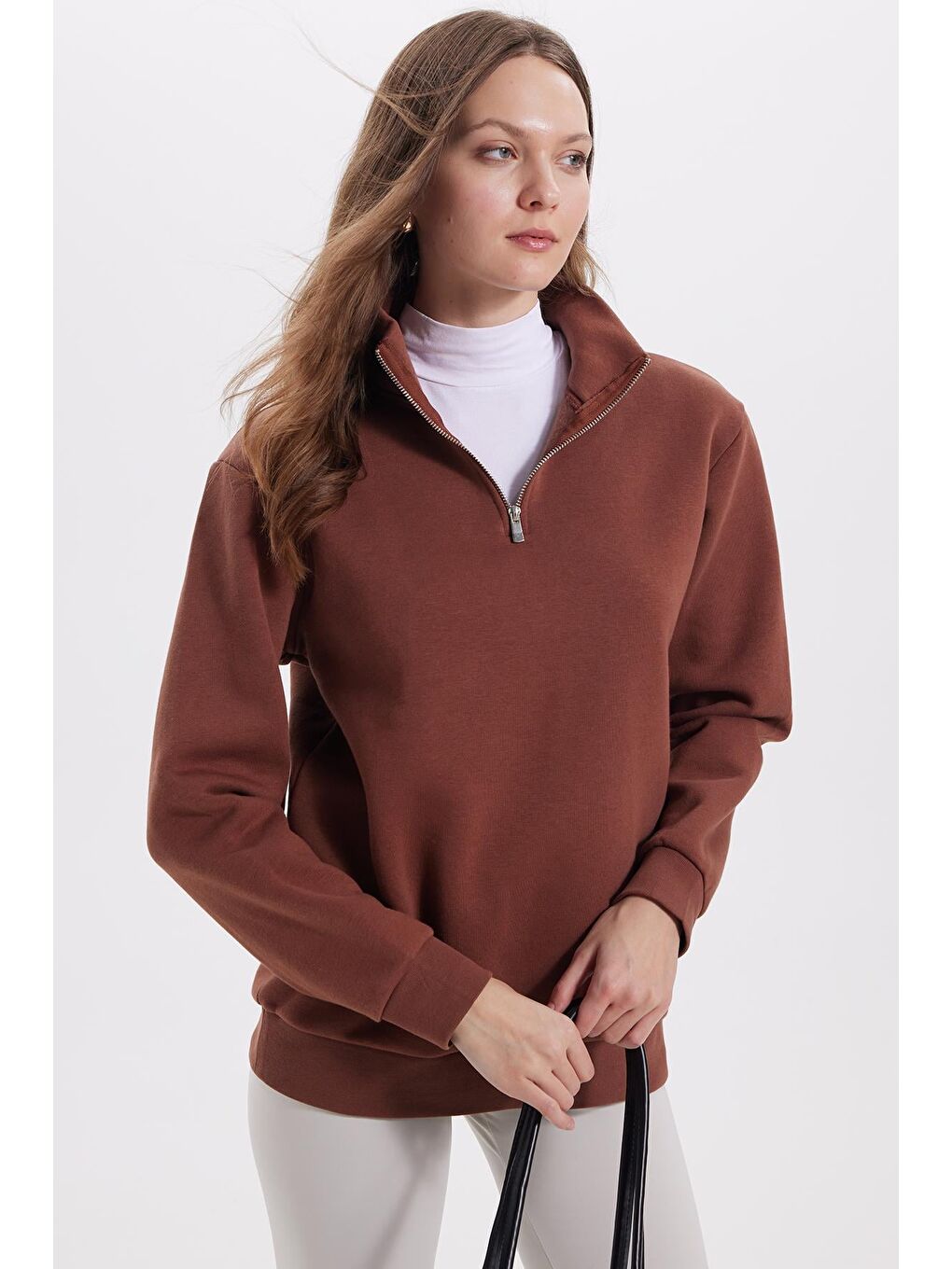 Kadın Relax Fit Rahat Kesim Pamuklu İçi Polarlı Yarım Fermuarlı Kahverengi Dik Yaka Sweatshirt-6