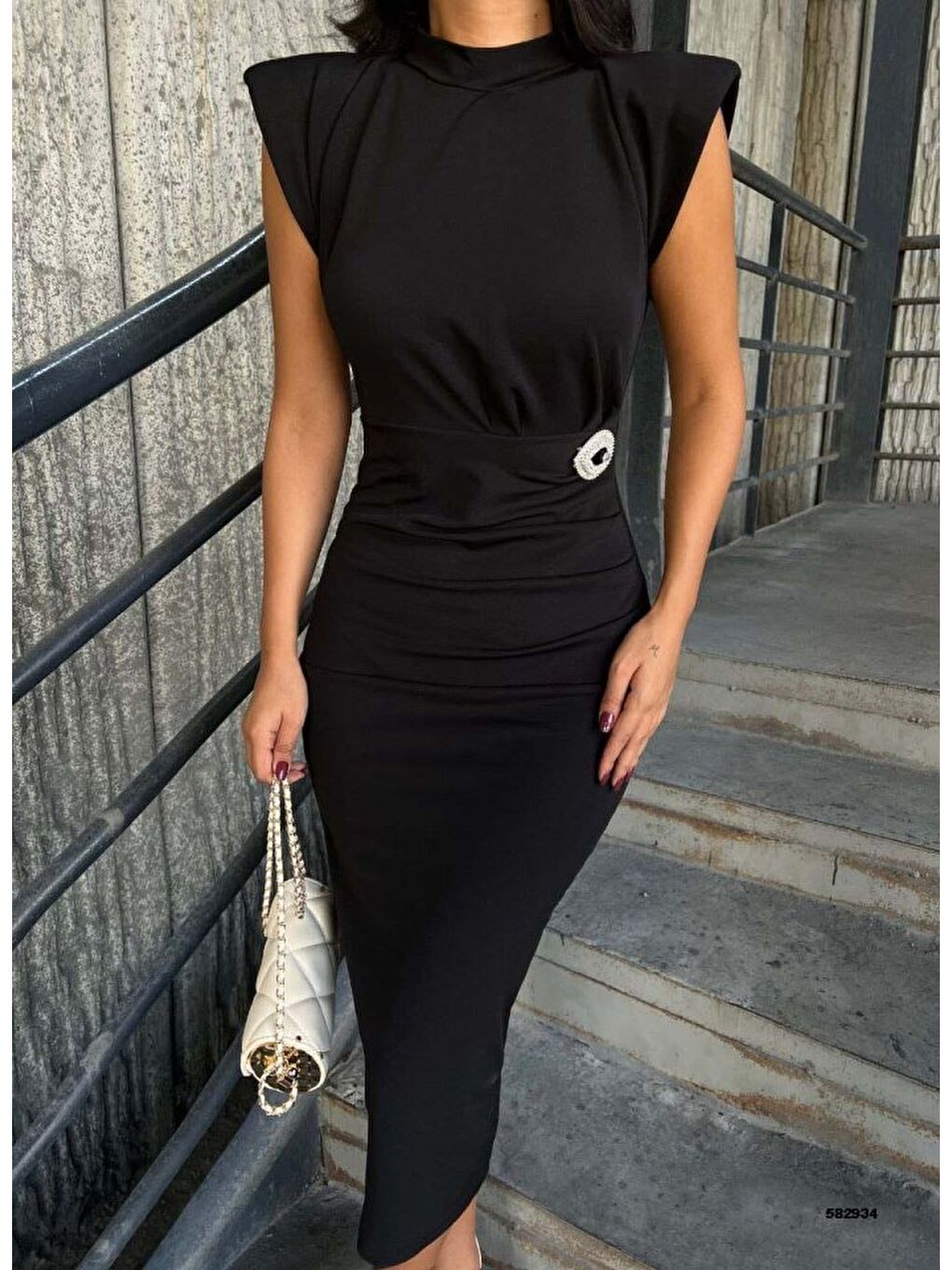 Siyah Kadın Bisiklet Yaka Vatkalı Broş Detay Kısa Kol Midi Boy Elbise