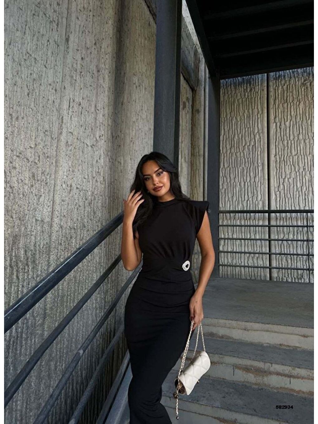 Siyah Kadın Bisiklet Yaka Vatkalı Broş Detay Kısa Kol Midi Boy Elbise-1