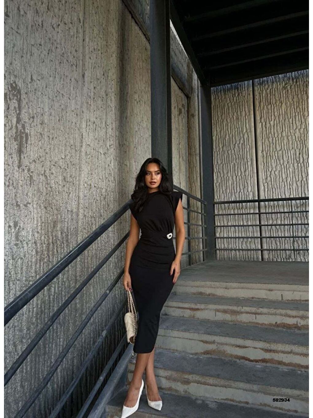 Siyah Kadın Bisiklet Yaka Vatkalı Broş Detay Kısa Kol Midi Boy Elbise-2