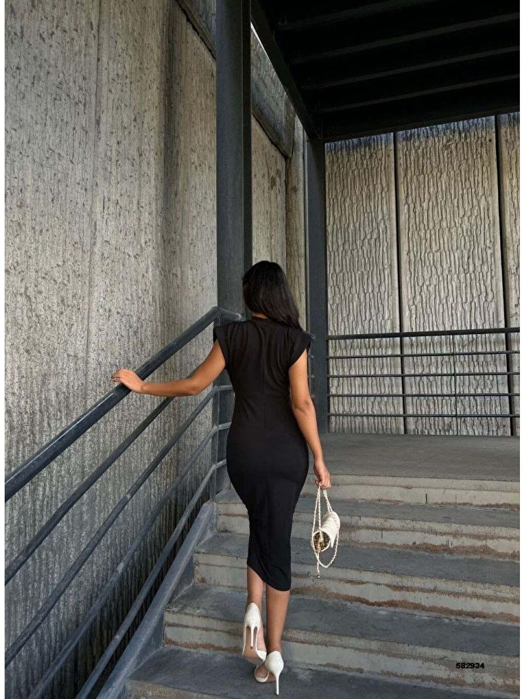 Siyah Kadın Bisiklet Yaka Vatkalı Broş Detay Kısa Kol Midi Boy Elbise-3