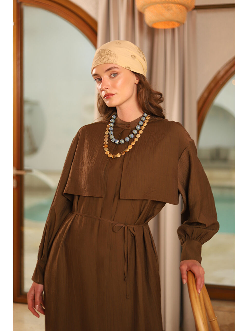 Kahverengi Rüzgarlıklı Elbise Fındık