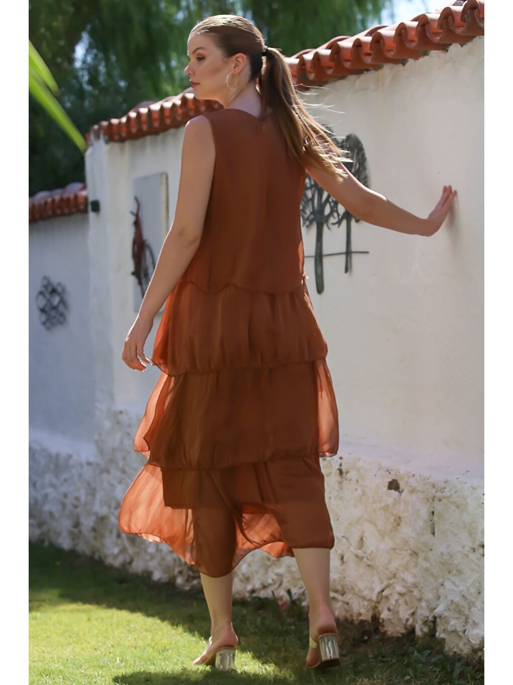 Kahverengi İtalyan Tarçın Rengi Havuz Yaka Kolsuz Astarlı Katlı Casual İpek Dokuma Elbise 125 55-1