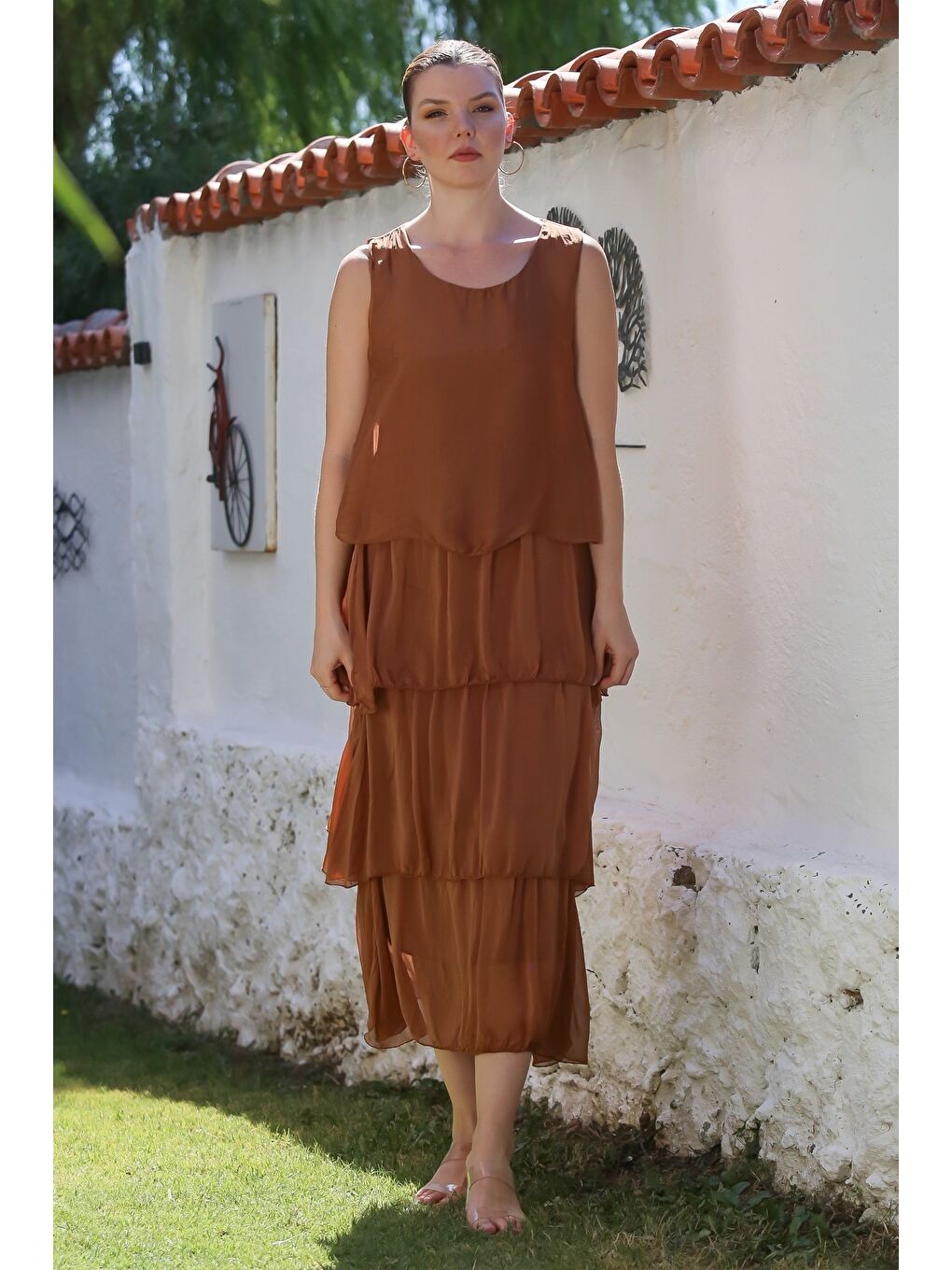 Kahverengi İtalyan Tarçın Rengi Havuz Yaka Kolsuz Astarlı Katlı Casual İpek Dokuma Elbise 125 55-2