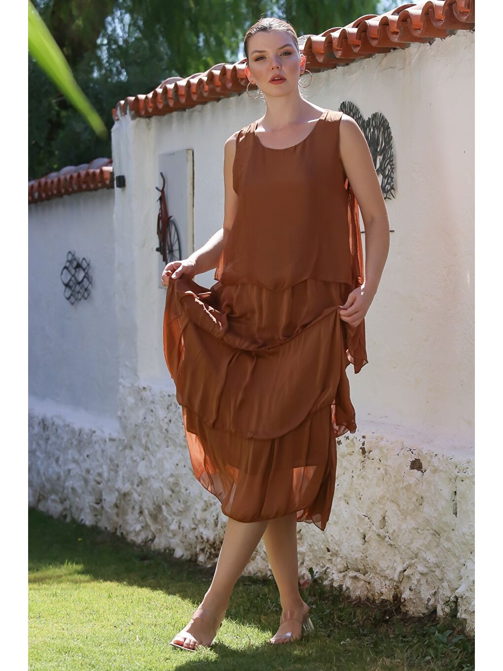 Kahverengi İtalyan Tarçın Rengi Havuz Yaka Kolsuz Astarlı Katlı Casual İpek Dokuma Elbise 125 55-3