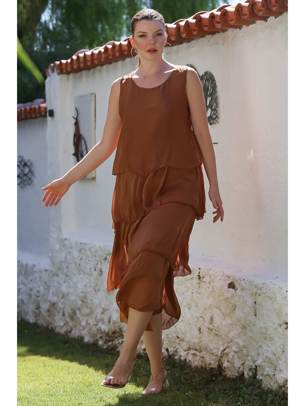 Kahverengi İtalyan Tarçın Rengi Havuz Yaka Kolsuz Astarlı Katlı Casual İpek Dokuma Elbise 125 55-4