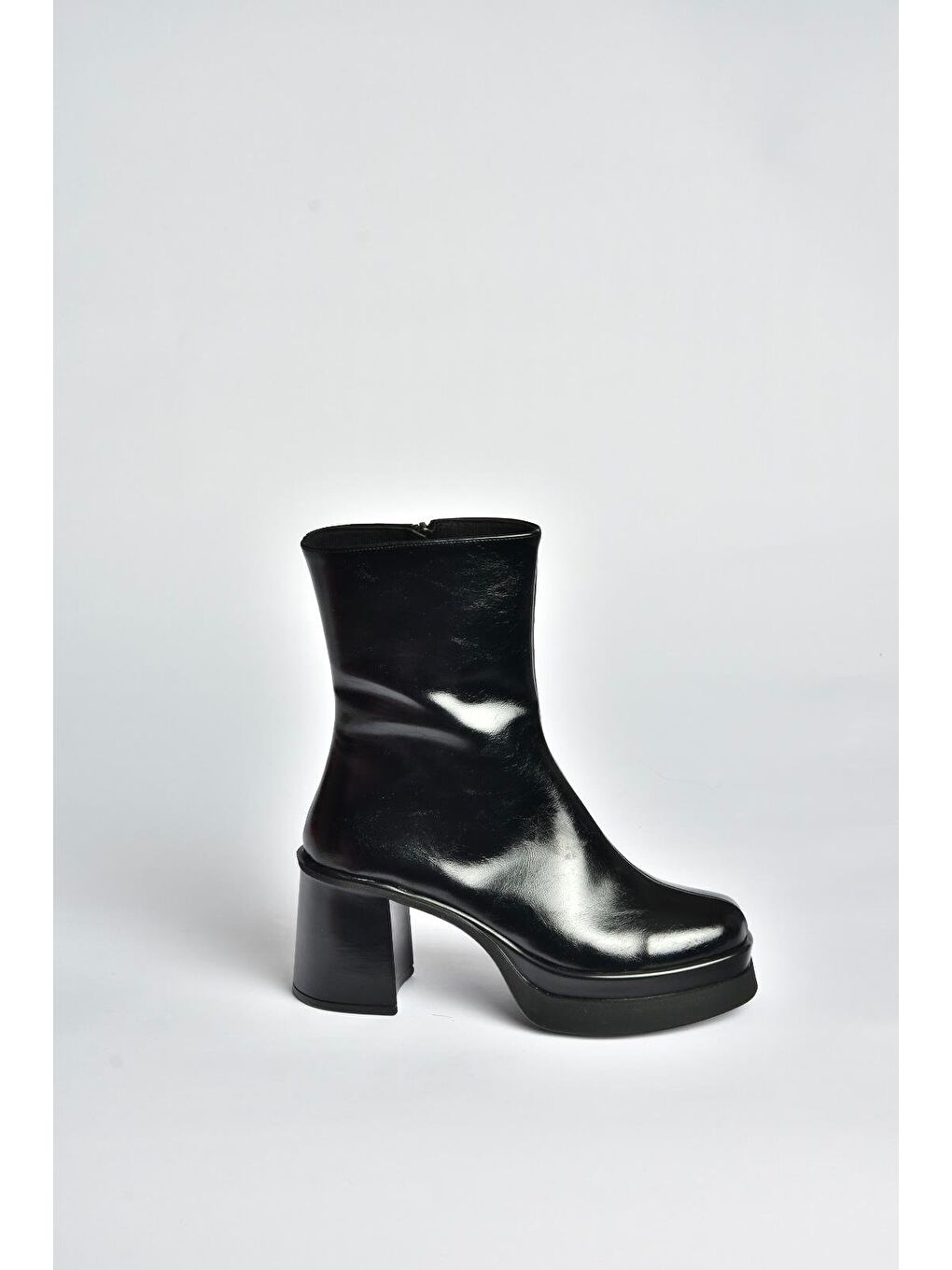 Siyah Kadın Bot V272784260