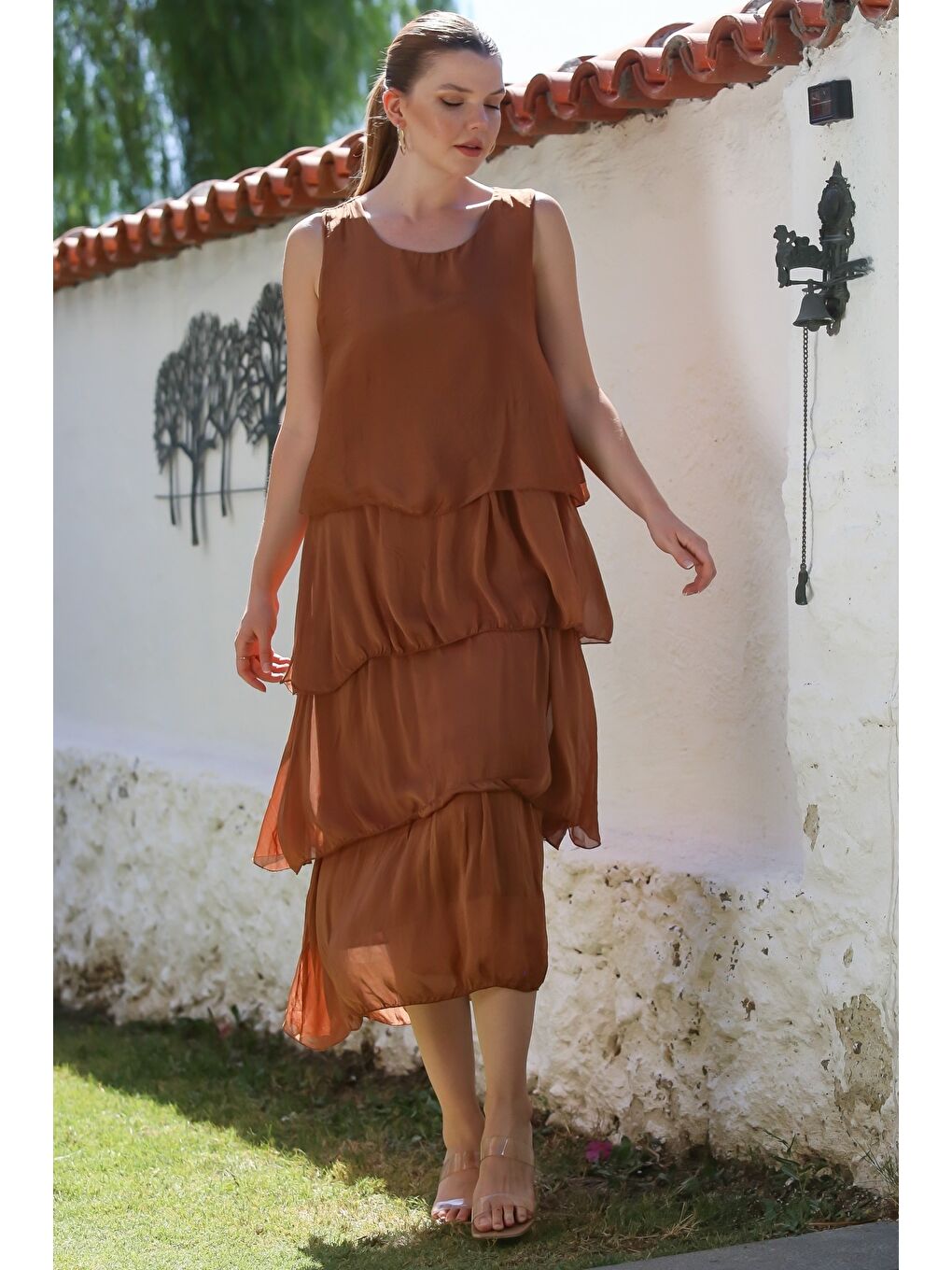 Kahverengi İtalyan Tarçın Rengi Havuz Yaka Kolsuz Astarlı Katlı Casual İpek Dokuma Elbise 125 55-6