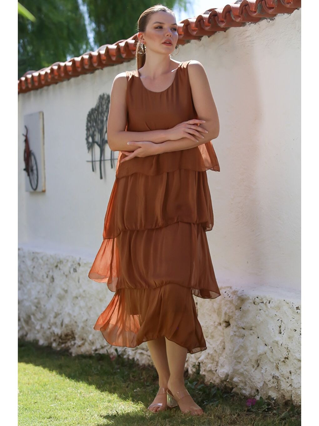 Kahverengi İtalyan Tarçın Rengi Havuz Yaka Kolsuz Astarlı Katlı Casual İpek Dokuma Elbise 125 55-7