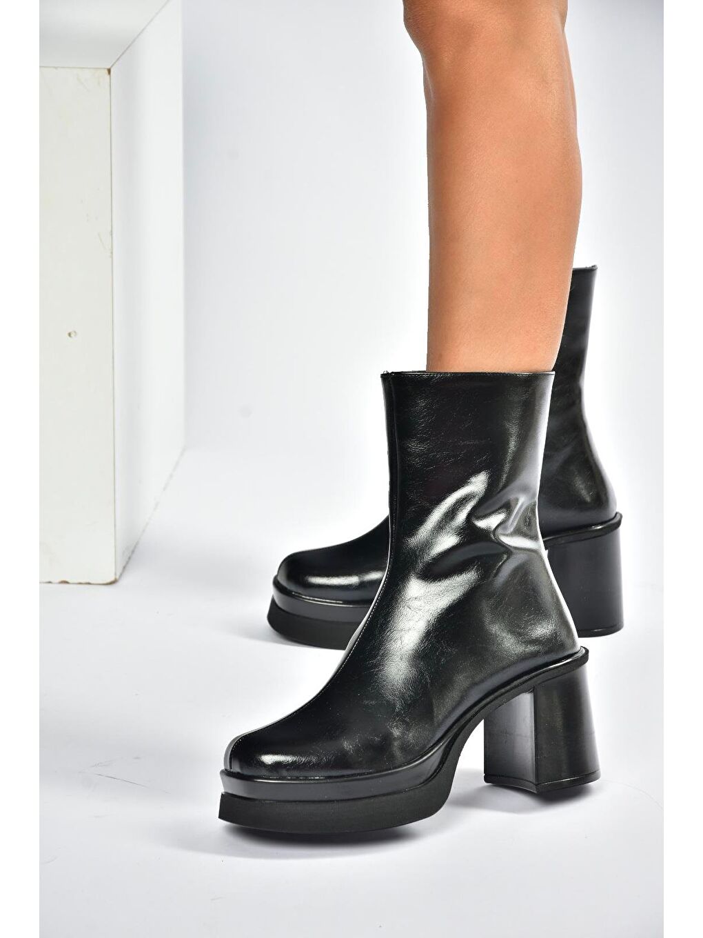 Siyah Kadın Bot V272784260-1