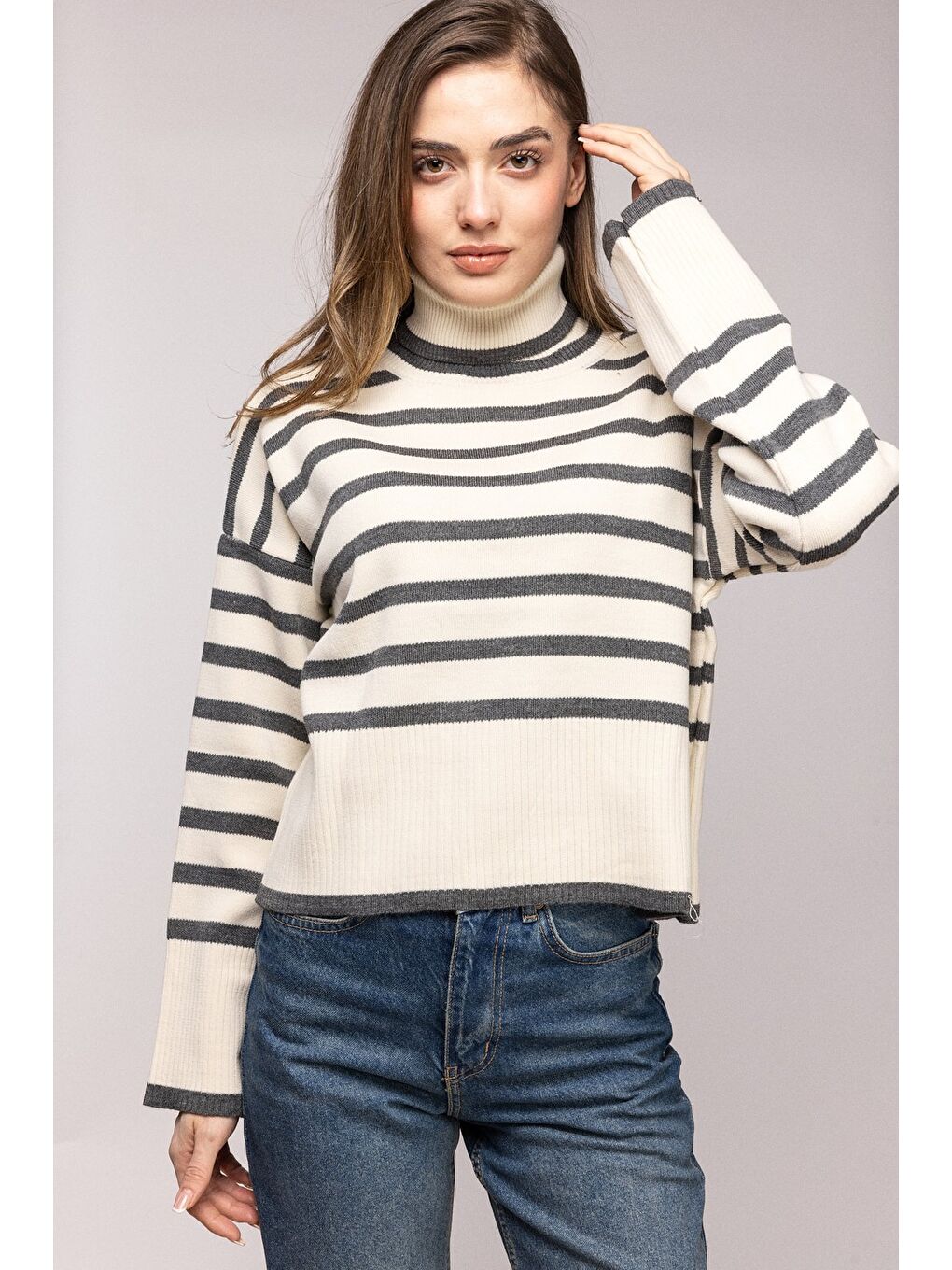 Beyaz Gri Çizgili Balıkçı Yaka Oversize Triko Kazak