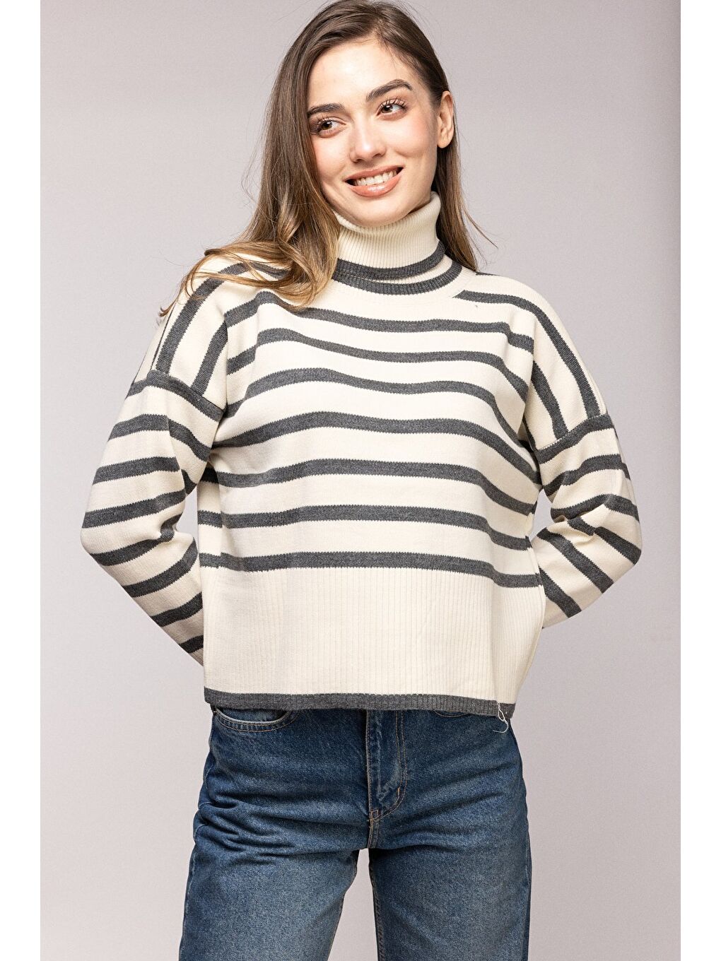 Beyaz Gri Çizgili Balıkçı Yaka Oversize Triko Kazak-1