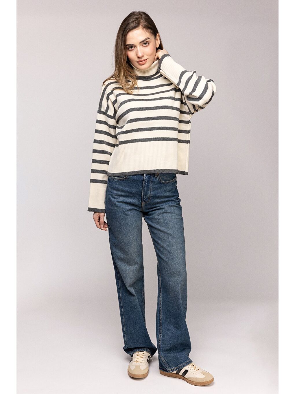 Beyaz Gri Çizgili Balıkçı Yaka Oversize Triko Kazak-2