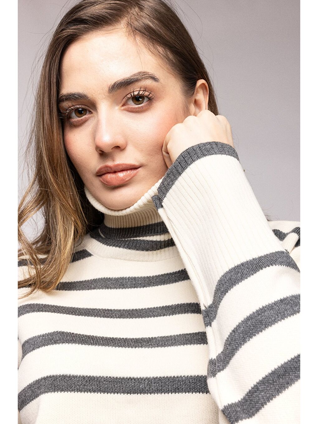 Beyaz Gri Çizgili Balıkçı Yaka Oversize Triko Kazak-3