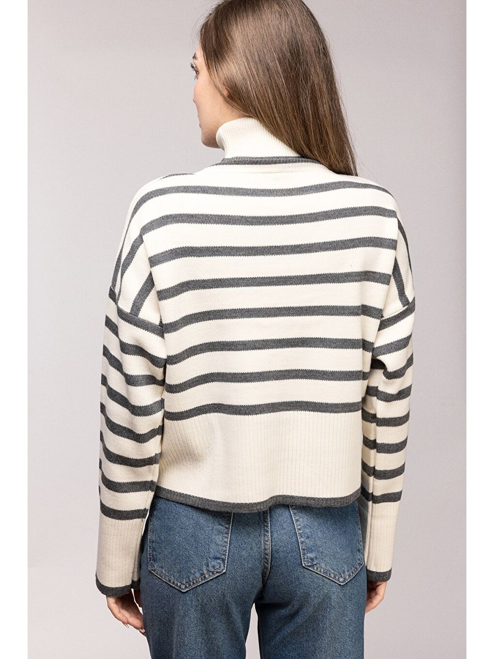 Beyaz Gri Çizgili Balıkçı Yaka Oversize Triko Kazak-4