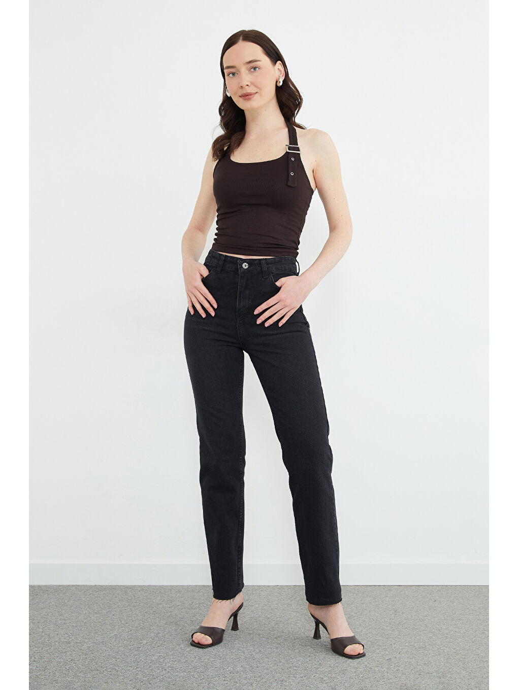 Siyah Yüksek Bel Kesik Paça Jean-1
