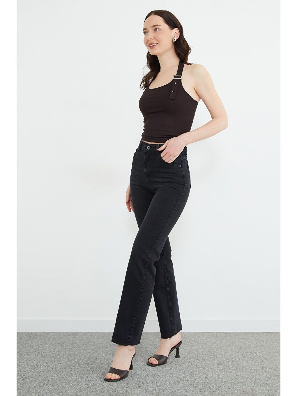 Siyah Yüksek Bel Kesik Paça Jean-2