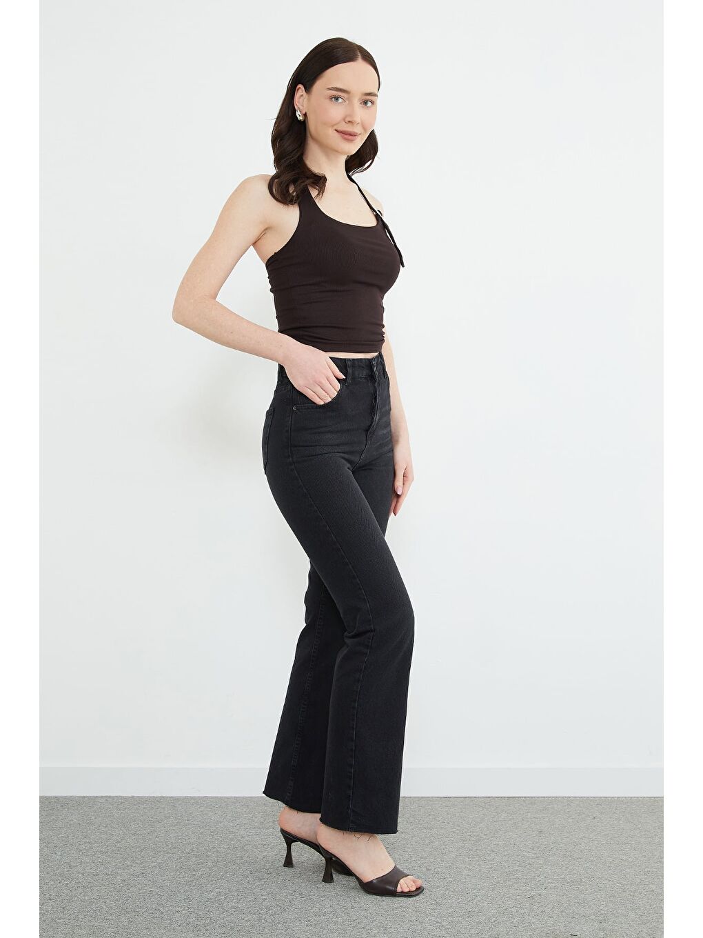 Siyah Yüksek Bel Kesik Paça Jean-3
