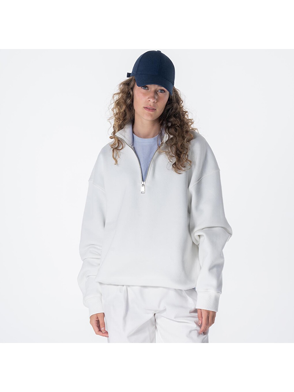 James Kadın Kırık Beyaz Dik Yaka Oversize Yarı Fermuarlı Sweatshirt