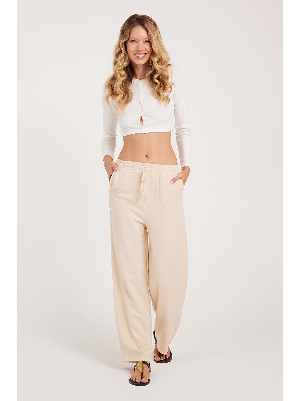 Kadın Regular Fit Klasik Kesim Pamuklu Geniş Paça Bej Pantolon-3