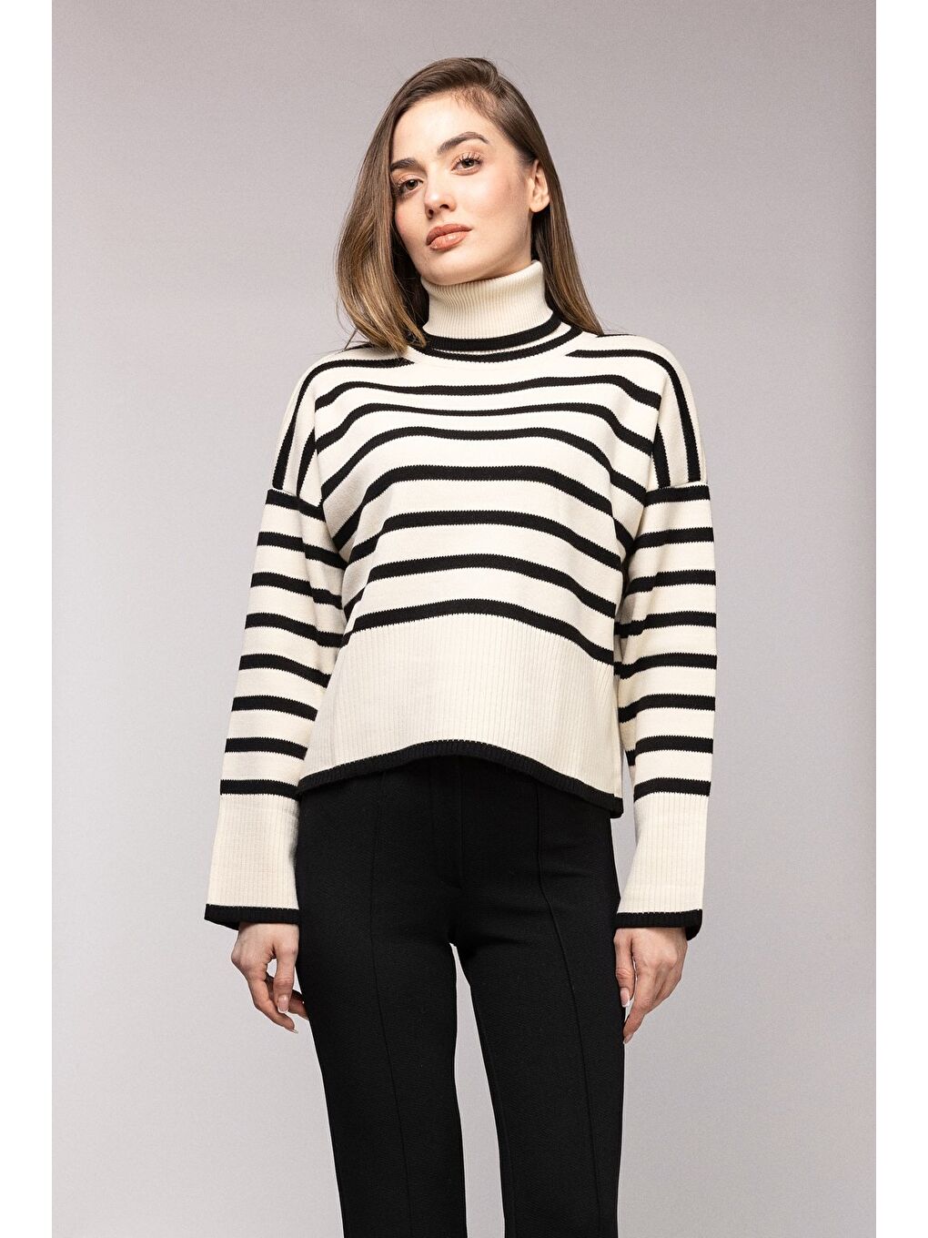 Siyah Çizgili Balıkçı Yaka Oversize Triko Kazak-2