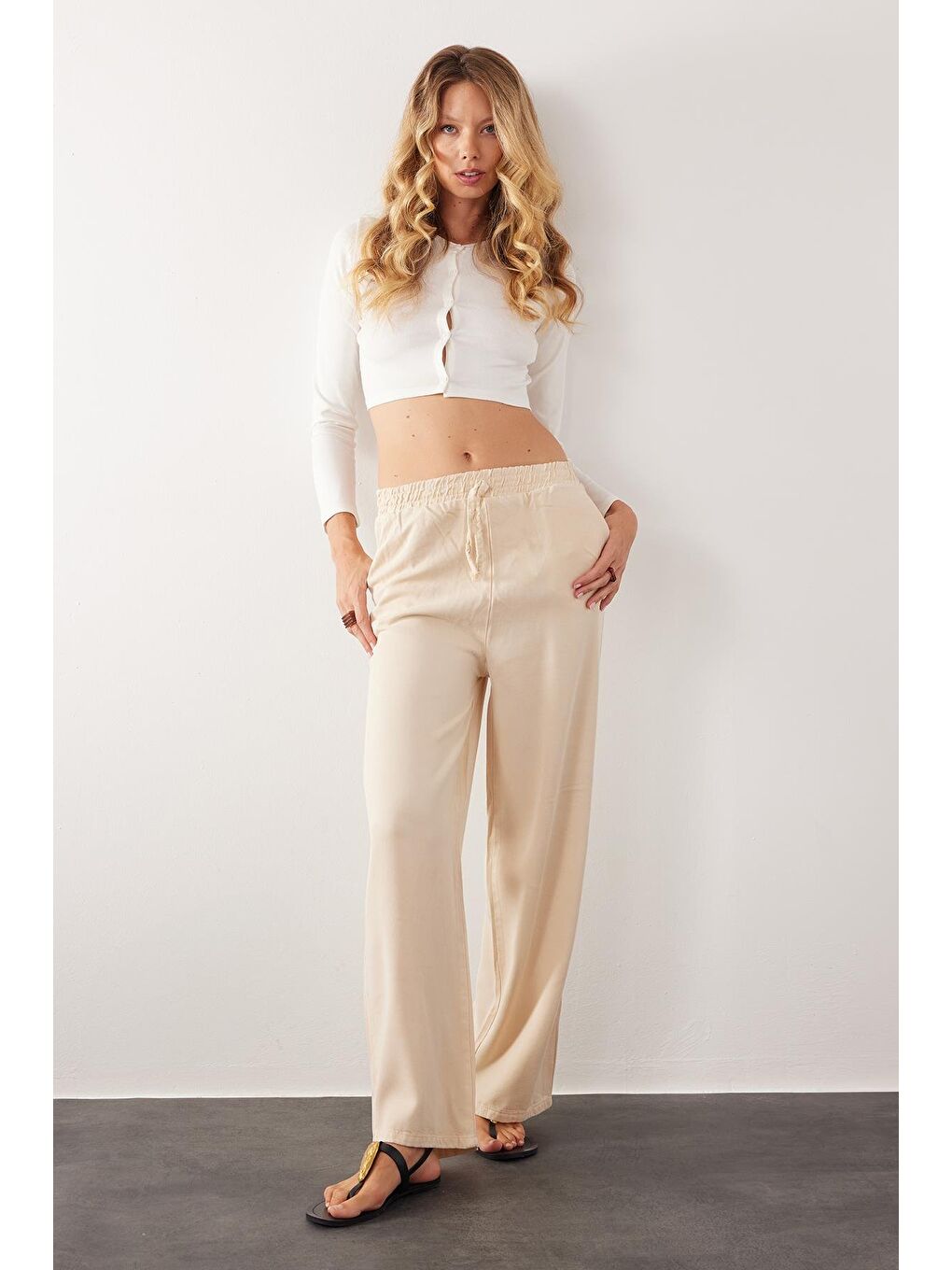 Kadın Regular Fit Klasik Kesim Pamuklu Geniş Paça Bej Pantolon-4