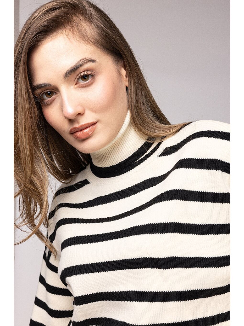 Siyah Çizgili Balıkçı Yaka Oversize Triko Kazak-3