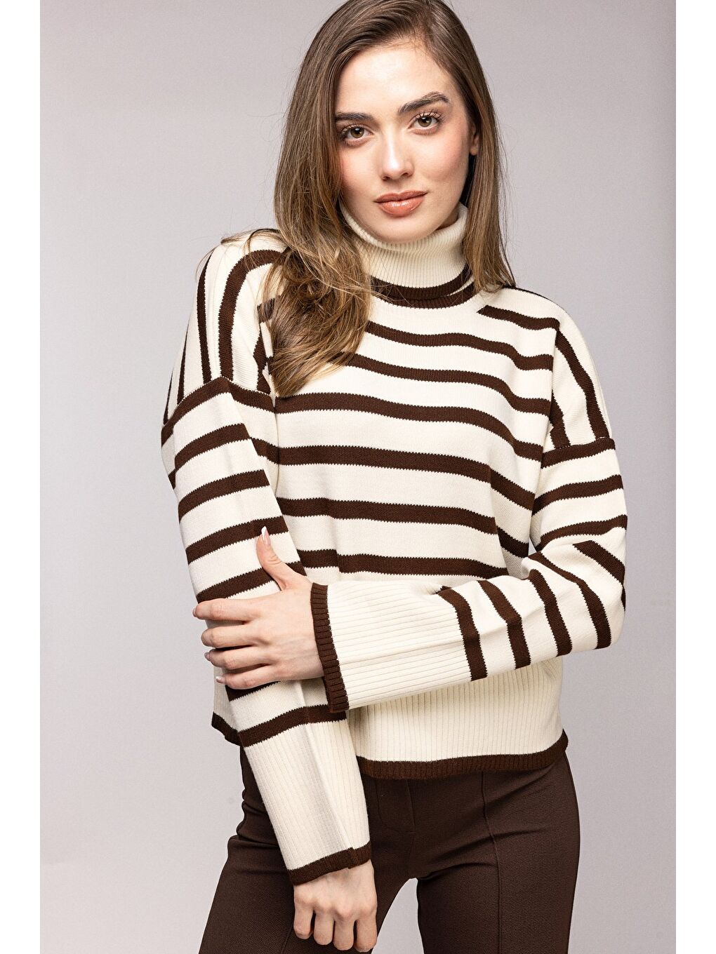Kahverengi Çizgili Balıkçı Yaka Oversize Triko Kazak
