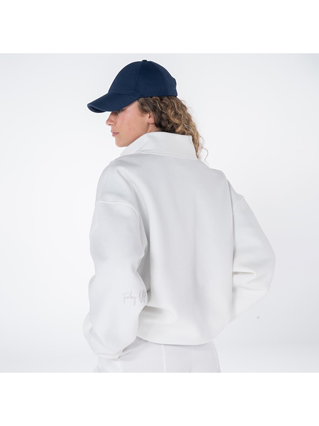James Kadın Kırık Beyaz Dik Yaka Oversize Yarı Fermuarlı Sweatshirt-1
