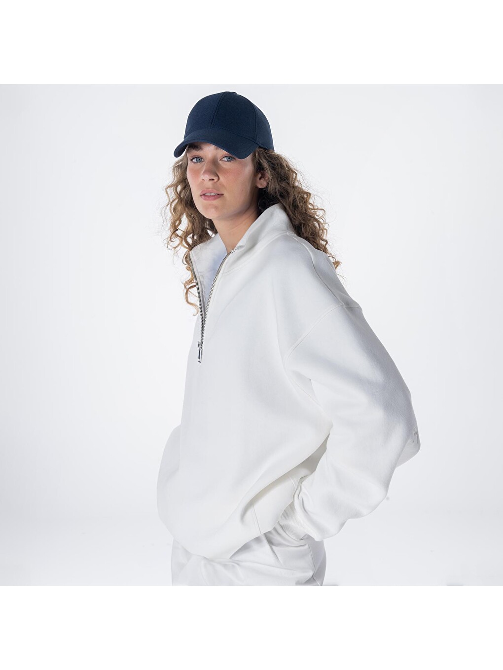 James Kadın Kırık Beyaz Dik Yaka Oversize Yarı Fermuarlı Sweatshirt-2
