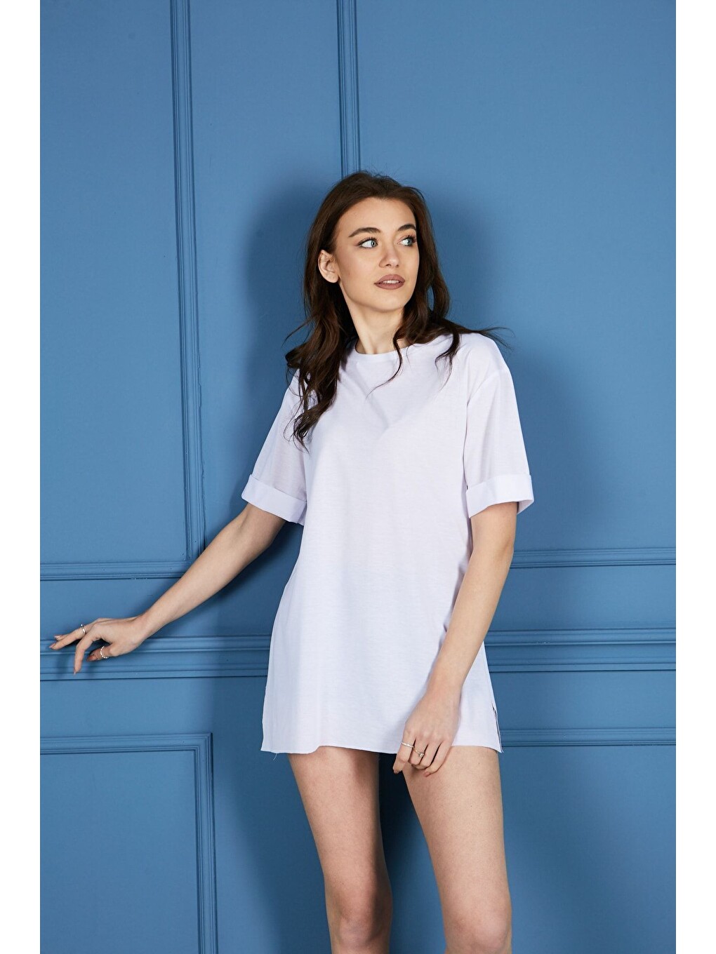 Beyaz Kadın Kol Katlı Yırtmaçlı Salaş Oversize Tshirt