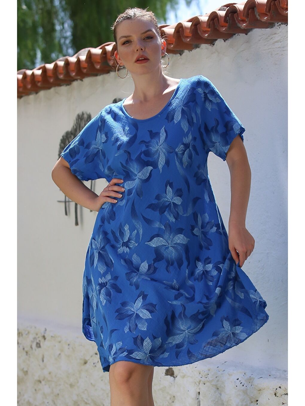 İtalyan Saks Mavisi Havuz Yaka Kısa Kol Çiçekli Casual Oversize Dokuma Elbise 110 70