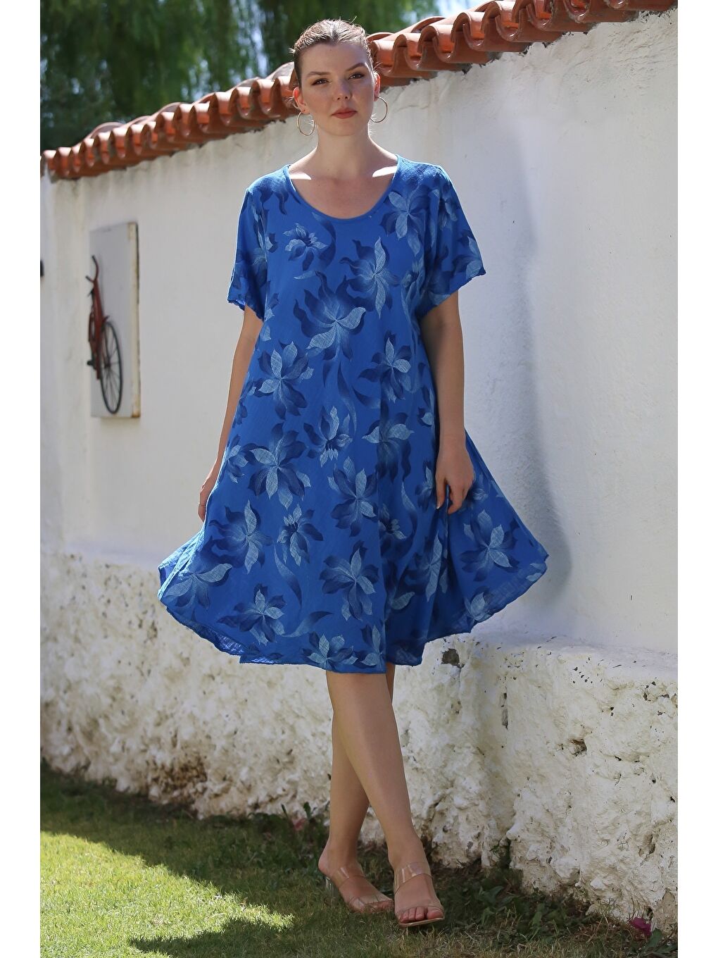 İtalyan Saks Mavisi Havuz Yaka Kısa Kol Çiçekli Casual Oversize Dokuma Elbise 110 70-2