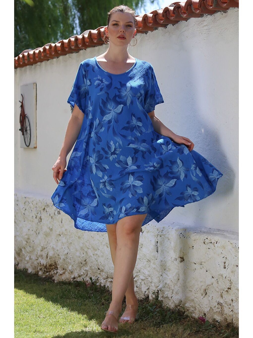 İtalyan Saks Mavisi Havuz Yaka Kısa Kol Çiçekli Casual Oversize Dokuma Elbise 110 70-4