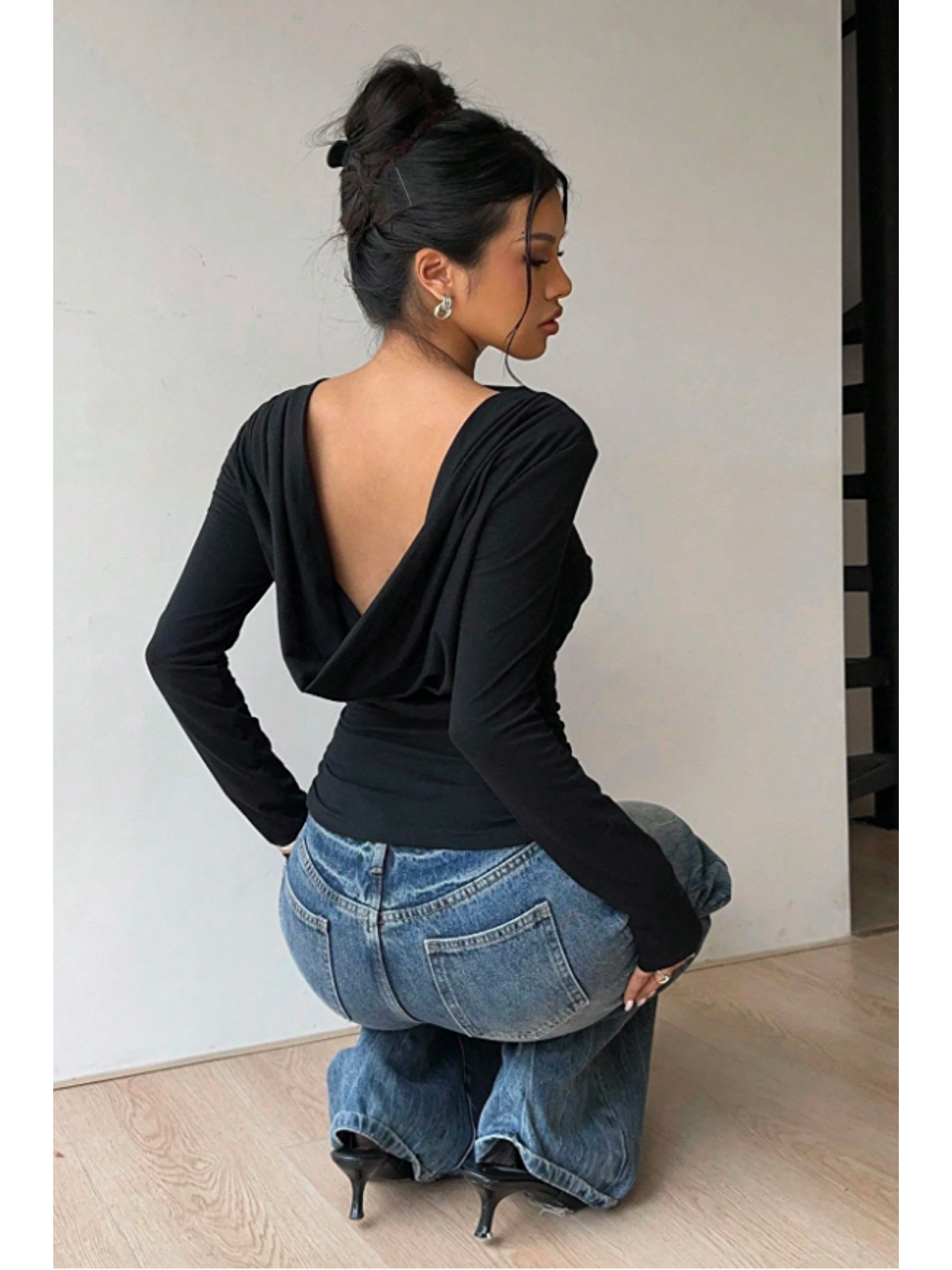 Kadın Siyah Derin Sırt Dekolteli Uzun Kollu Esnek Pamuk Bluz-1
