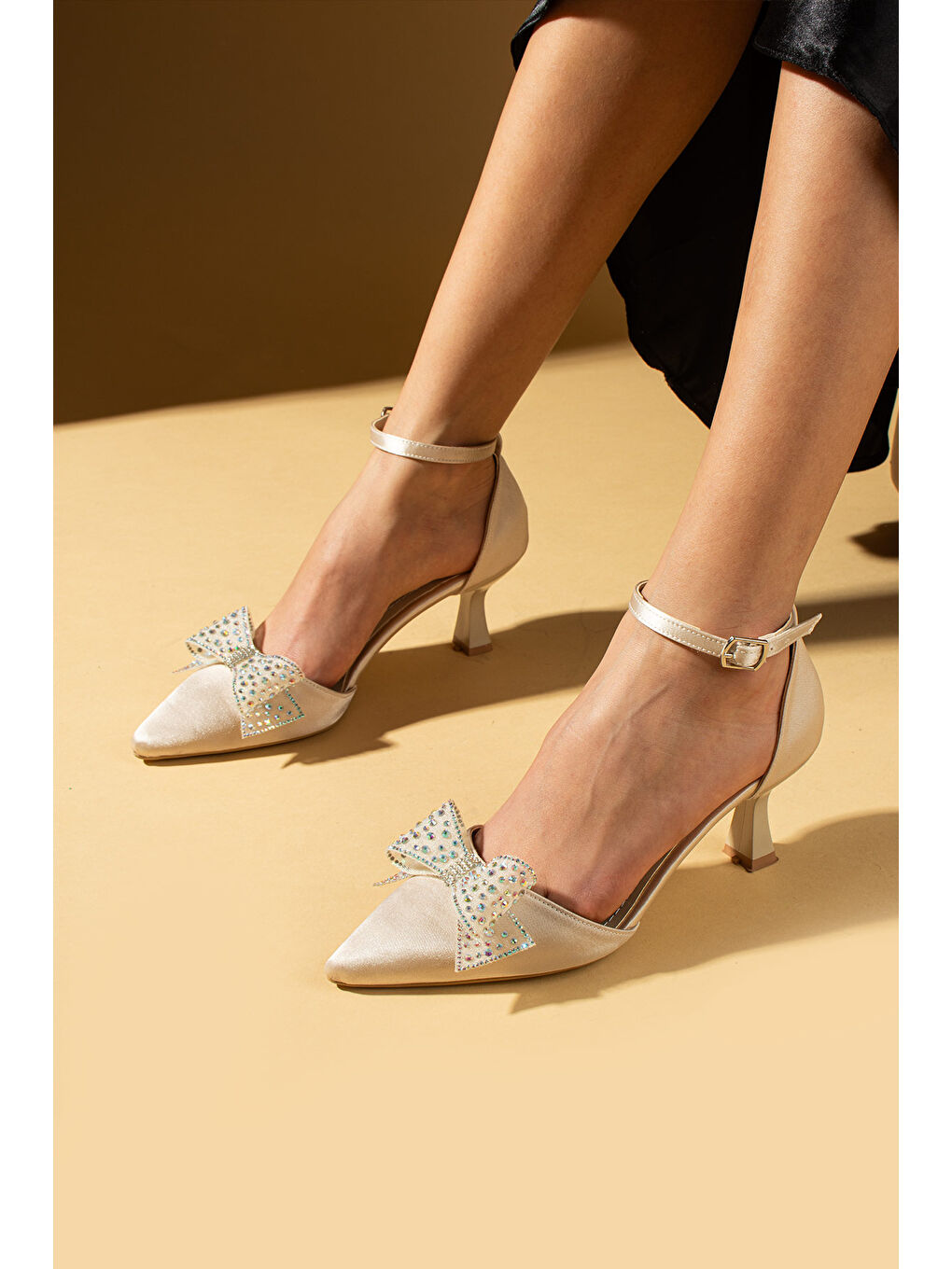Bej Taşlı Kurdela Detaylı Bilekten Tokalı Kadın Topuklu Ayakkabı 71-372-25Saten-1