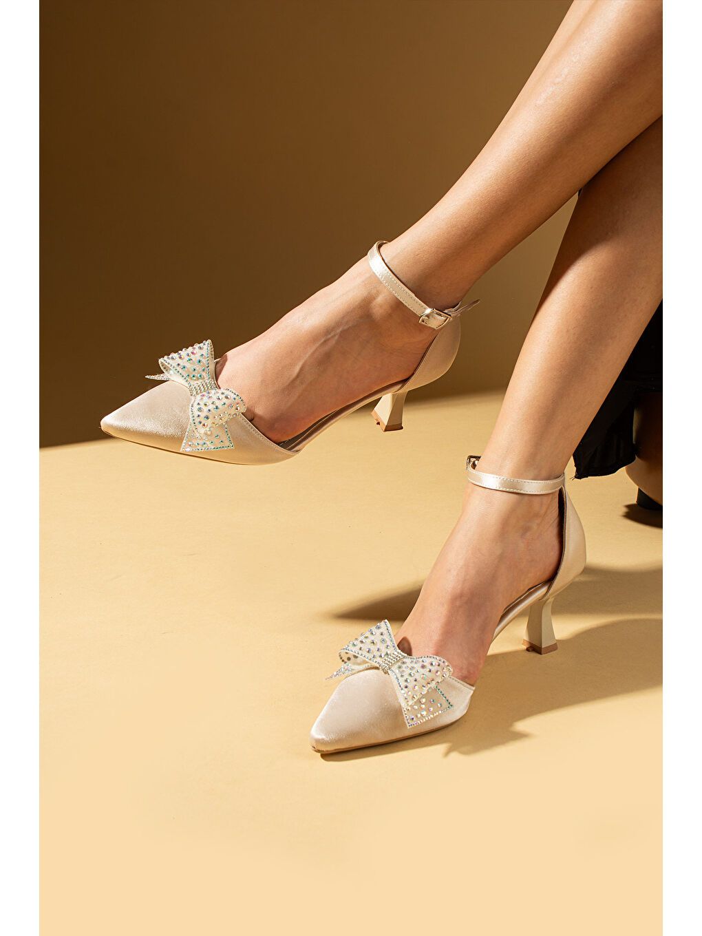 Bej Taşlı Kurdela Detaylı Bilekten Tokalı Kadın Topuklu Ayakkabı 71-372-25Saten-2